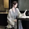 El conjunto de tres piezas de Qing Yu An incluye un top halter asimétrico, pantalones casuales de pierna ancha y un cárdigan de punto