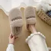 Chinelos fofos estilo coreano com padrão de letras simples para mulheres, adequados para outono e inverno, chinelos de pelúcia planos fáceis de calçar para uso interno
