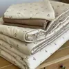 Juego de Verano de Cuatro Piezas con Colcha de Gasa de Doble Capa de Algodón Puro, Amigable con la Piel y Cómoda, de Grado Materno e Infantil, con Cordón Integrado, Núcleo de Colcha Lavable a Máquina