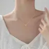 Colar Coração Vazado para Mulheres Luxo Leve Nicho Temperamento Doce Pingente em Forma de Coração com Pedras Strass Corrente para Clavícula Versátil Joia Exquisita