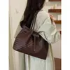 Bolso tote tejido súper popular para mujer, nuevo bolso de moda 2026 para llevar bajo el brazo para el trabajo, bolso de hombro versátil de gran capacidad para el verano