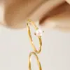 Anillo pequeño de perla retro fresco para mujer, ligero, de lujo, exquisito, con cuatro garras, elegante, simple, apilado, de acero de titanio para mujer