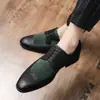 Sapatos Masculinos de Couro Esculpido Estilo Brogue, Estilo Britânico, Versáteis, Sapatos que Aumentam a Altura, Novo Modelo de Outono, Sapatos Masculinos Formais Casuais de Negócios