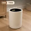 Cubo de basura con veta de madera, apto para uso doméstico en salas de estar y dormitorios, sin tapa, forma cilíndrica, con ruedas para facilitar el movimiento, gran capacidad y se puede usar como papelera de cocina.
