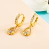 Pendientes de aro con forma de corazón chapados en cobre y microincrustaciones de oro auténtico con circonitas y ojos de diablo, venta al por mayor, entre Europa y Estados Unidos.