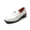 Mocassins de pele de carneiro com fivela de metal estilo britânico, coleção primavera/outono 2026, salto médio grosso, bico redondo, sapatos pequenos de couro, couro genuíno, sapatos baixos com corte profundo, estilo feminino