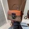 Bolsa de Mão com Flores Transfronteiriça Feminina 2026 Nova Tendência Moda Versátil Casual Retrô Ombro Único Transversal Pequena Quadrada