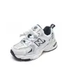 Tênis Respiráveis de Malha Infantil 2026 Novo Modelo de Outono Tênis Brancos com Fivela Rotativa para Meninas Tênis Leves 'Dad Shoes' para Meninos