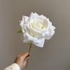[Material de flor blanca] Arreglo floral de hortensia, rosa, flor de pasto escarchado con decoración de material de hoja de niebla de techo de pasto, flor de simulación para boda