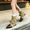 Botas de tornozelo pontudas com laço retrô para mulheres, nova coleção de outono 2026, design patchwork, sola plana, efeito emagrecedor, botas de cano curto estilo western