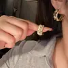Nuevos pendientes de estrella hueca inspirados en Chanel para mujer, diseño de alta gama, tachuelas de trébol de cuatro hojas de lujo ligero, pendientes simples y únicos