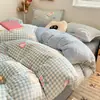 Novo conjunto de cama de quatro peças de 2026, qualidade A, seguro para bebês, forrado com fleece, espessado, de veludo de leite e macio, quente, com uma estampa fresca e leve para uso doméstico