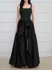 Vestido de noite de cetim preto, alça dupla simples nos ombros, nicho, sensação de alta qualidade, tema de estúdio fotográfico, foto de casal, fotografia de viagem, vestido de noiva leve, feminino