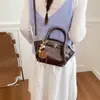 Bolso tipo cubo sencillo para ir al trabajo para mujer 2026 Nuevo modelo Bolso de mano de un solo hombro Textura de alta calidad Diseño de nicho Bolso de axila