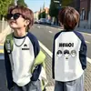 Camiseta raglan de algodão puro para meninos, manga longa, novo estilo primavera/outono com estampa color-block, moderna e única, adequada para crianças de tamanho médio e grande como camada base