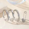 Anillo de Luz de Zirconia Incrustada en Oro Real Chapado en Cobre Transfronterizo Europeo y Americano Lujo Ligero Sensación de Alta Gama Anillo para el Dedo Joyería de Mano Versátil Fabricante Venta al por Mayor en Stock