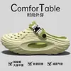 Sapatos furados masculinos 2026 verão exterior antiderrapantes resistentes ao desgaste chinelos de bico fechado uso duplo para dirigir com sensação macia sandálias de praia