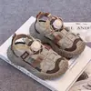 Sandálias esportivas infantis, sapatos de praia para meninos e meninas, novos sapatos casuais de verão com botão, sandálias respiráveis antiderrapantes para meninos