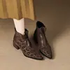 Botas de moda de algodón de felpa con estampado de leopardo y punta fina para mujer, nuevo estilo otoño e invierno 2026, elegantes y de alta gama, llamativas botas estilo callejero tipo Martin con tacones gruesos
