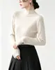 Blusa de tricô de designer Andi Velvet com gola alta discreta e única, adequada para mulheres usarem como camada base no outono e inverno, oferecendo um toque de luxo.