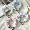 Fábrica grande de Yiwu verano nuevo estilo coreano exquisito hebilla plana scrunchie plisado cadena para teléfono colgante para teléfono llavero