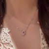 Collar Rosa de Diamantes Estilo Chica Rica Retro de Lujo Ligero Francés para Mujer Colgante Ovalado Completamente de Diamantes Diseño Exquisito Cadena para Clavícula de Acero de Titanio