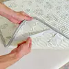 2026 Novo Modelo Conjunto de Cama para Estudante em Tecido Grosso de Algodão Natural com Bordado Acolchoado, Colchão de Cama Pequena, Tapete Refrescante e Cobertura de Cama Conjunto de Três Peças