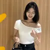 Camiseta Negra de Hombro Descubierto Manga Corta para Mujer Verano Única Bonita Diseño Irregular Sentido de Diseño Ajustada Top Corto Off-shoulder Moderno