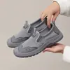 Zapatos de Tela del Viejo Pekín, Nuevo Estilo de Verano, Zapatos Slip-On Transpirables de Malla Fly-Knit para Personas de Mediana Edad y Mayores, Versátiles Zapatos de Malla para Papá