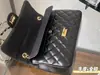 2023 Estilo Chanel Primera capa piel de vaca piel de oveja artificial resistente al desgaste portátil hebilla dorada fila de números plateada bandolera de hombro 1112
