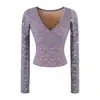 Conjunto Duas Peças Feminino: Top de Renda Branca com Decote V e Manga Longa, Modelagem Justa, Saia Curta de Cintura Baixa, Justa ao Corpo, Estilo Hot Girl para Primavera
