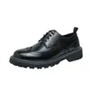 Sapatos Brogue Masculinos Outono 2025 Estilo Britânico Esculpido Negócios Formais Sapatos de Couro Masculinos Cadarço Aumento de Altura Sapatos Masculinos de Solado Grosso