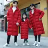 Abrigo deportivo de algodón largo de invierno hasta la rodilla para hombres y mujeres, chaqueta de entrenamiento con capucha engrosada para atletas, abrigo de entrenamiento de invierno a juego para padres e hijos