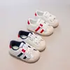Nuevos Zapatos Casuales Infantiles Otoño/Invierno 2026 Moda Niña Pequeña Zapatos Deportivos de Dibujos Animados Estilo Coreano Elegantes Versátiles Zapatos de Entrenamiento Alemanes