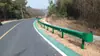 Painéis de Guard-rail de Onda Dupla e Onda Tripla, Guard-rails Ondulados, Barreiras Anticolisão Galvanizadas e Pintadas em Pó para Segurança Viária em Estradas Rurais e Rodovias