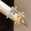 Anillo Asimétrico de Flor con Circonita Chapado en Oro de 18 Quilates Exquisito Anillo Dulce Francés Joyería de Mano de Lujo Ligero de Gama Alta