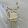 Transfronterizo 2026 Verano Lujo Ligero Estilo Francés Cadena de Perlas Nueva Elegante Cordón de Ajuste de Tira de Arrastre de Moda Bolso de Hombro Cruzado para Mujer