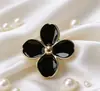 Pendientes Exquisitos de Trébol de Cuatro Hojas y Flor Pequeña Estilo Lujo Ligero Color Crema Esmalte Goteado Multicolor Opcional Versátil para el Viaje Diario