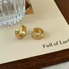 Brincos de zircônia com listras cruzadas em forma de U vazado, design moderno, simples e requintado para mulheres, brincos versáteis de luxo leve vintage