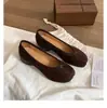 Zapatos de tacón grueso de corte bajo estilo mismo que el pie de cerdo de Mamá Uva para mujer, bailarinas de moda de corte bajo y tacón grueso, zapatos planos de corte bajo plisados y con punta dividida para mujer