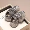 Tênis Dad para Meninas Outono/Inverno 2026 Confortável Solado Grosso Cinza Retrô Casual Versátil Tendência Solado Macio Sapatos Esportivos