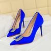 3265-K70 Vestido de Banquete Salto Alto Bico Fino Boca Rasa Sapatos de Cetim Metal Strass Laço Temperamento Sapatos Femininos