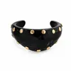 Pulseira Larga Vintage com Studs de Resina em Degradê e Abertura Irregular, Acessório de Mão de Luxo Simples e Elegante, Venda por Atacado