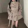 Roupas femininas, estilo Dongdaemun coreano, casaco de inverno chique de alta qualidade com acolchoamento adicional, tecido espesso, design abotoado e um cinto para um visual quente e estiloso