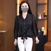 Camisa de gasa negra elegante hecha a medida para principios de otoño para mujer, con diseño de dobladillo anudado, doble bolsillo, corte holgado y efecto adelgazante.