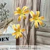 3 Cabeças de Lírio Dourado Flores Artificiais, Flores Artificiais de Seda Acabadas, Flores de Chão para Casamento, Flores de Plástico, Arranjos de Casamento de Alta Qualidade