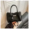 Bolso de Mano Pequeño de Moda y Tendencia para Mujer, Nuevo Bolso Cruzado Versátil Primavera/Verano 2026 con un Toque de Lujo para Salidas