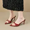 Chinelos de salto alto, coleção primavera 2026, novos chinelos femininos casuais e leves de bico fino, design de uma tira para uso externo, sandálias de salto alto