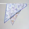 Novo Lenço Triangular Moderno Impresso em Ambos os Lados com Pequenos Padrões Florais Frescos, Adequado para Usar como Lenço de Pescoço, Cinto de Cintura ou Lenço de Seda Falsa