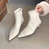 2025 Novas Botas de Cano Curto Elegantes Estilo Francês com Bico Fino para Outono e Inverno, Botas Femininas Slim Curtas Inspiradas em Chanel, Botas Martin